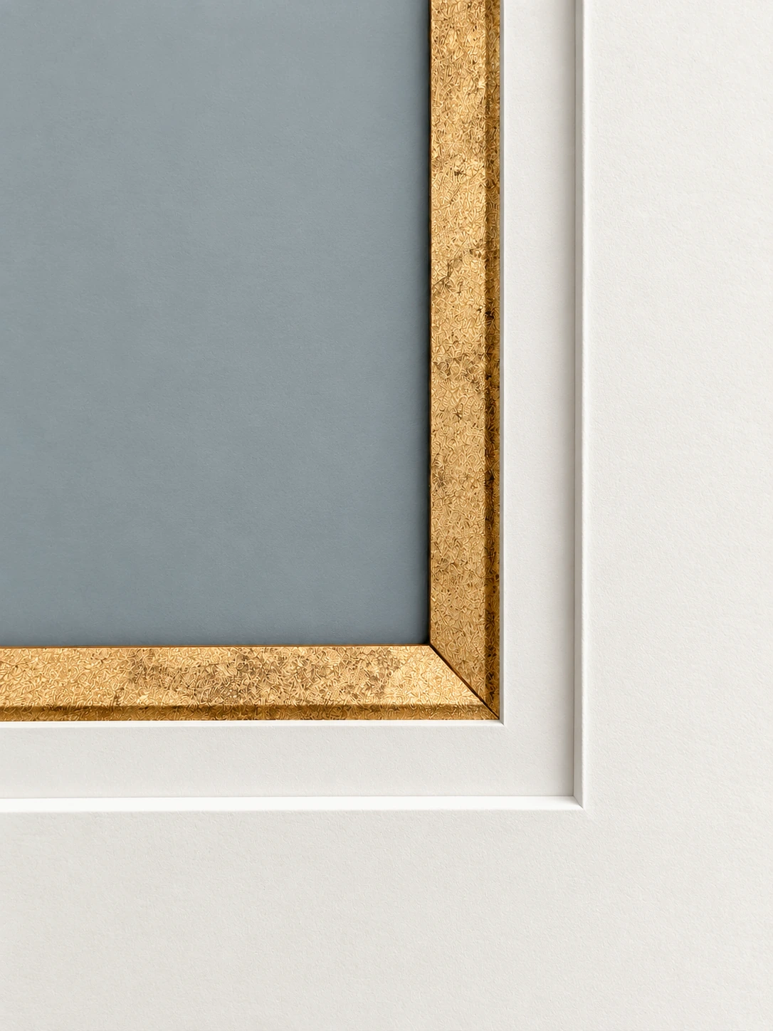 The gilded fillet around the image, inside the mat.